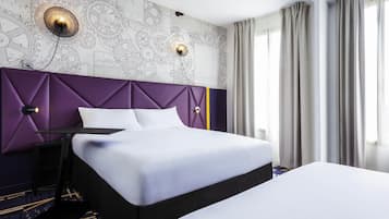 Caja de seguridad en la habitación y escritorio