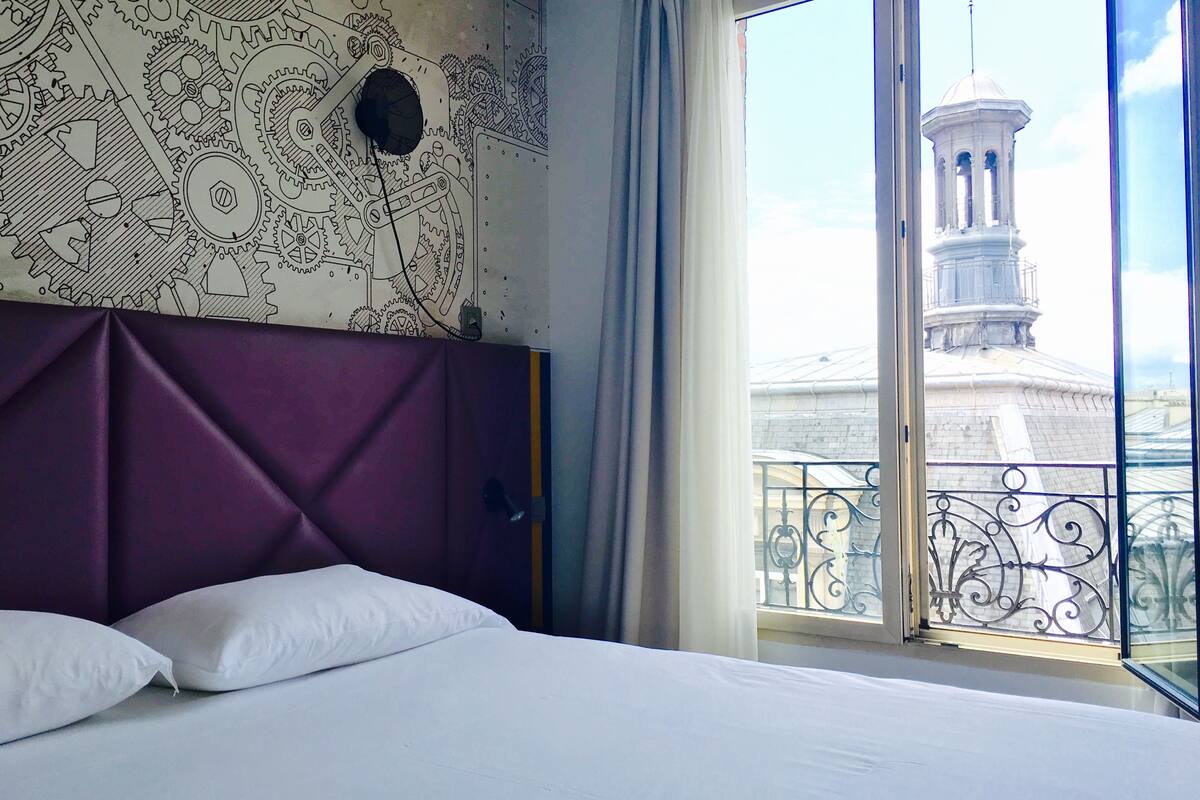 standard room, 2 single beds | in-room safe, desk, soundproofing, iron/ironing board