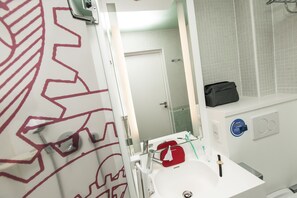 Pengeskab på værelset, skrivebord, lydisolering, strygejern/strygebræt