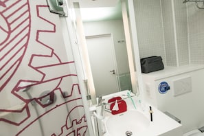 Pengeskab på værelset, skrivebord, lydisolering, strygejern/strygebræt