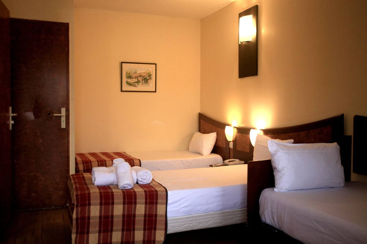 Triple Room | Desk, blackout drapes, bed sheets