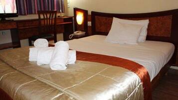 Single Room | Desk, blackout drapes, bed sheets