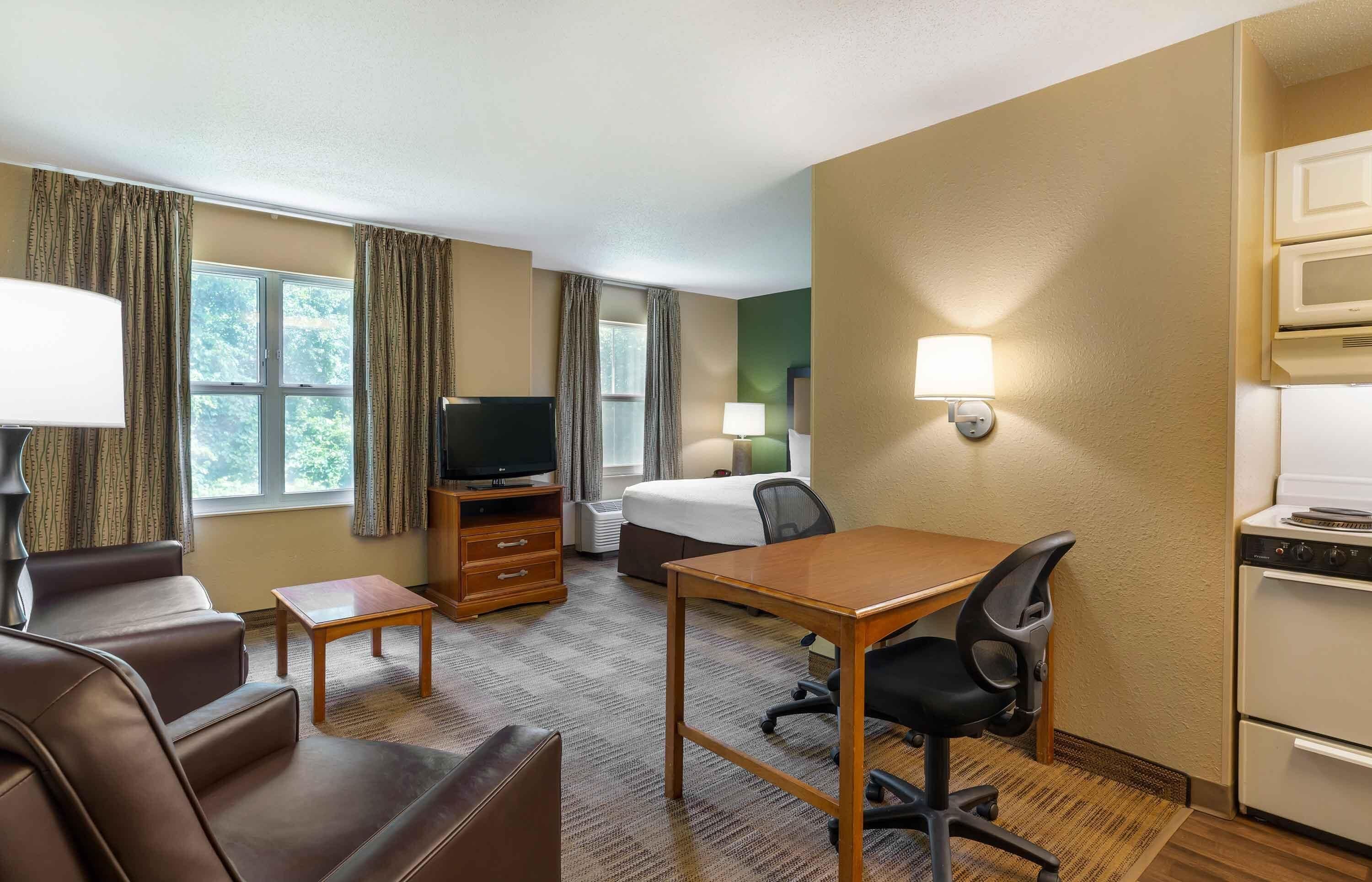 Deluxe Studio, 1 King Bed with Sofa bed, Non Smoking | Laptop workspace, iron/ironing board, free WiFi, bed sheets