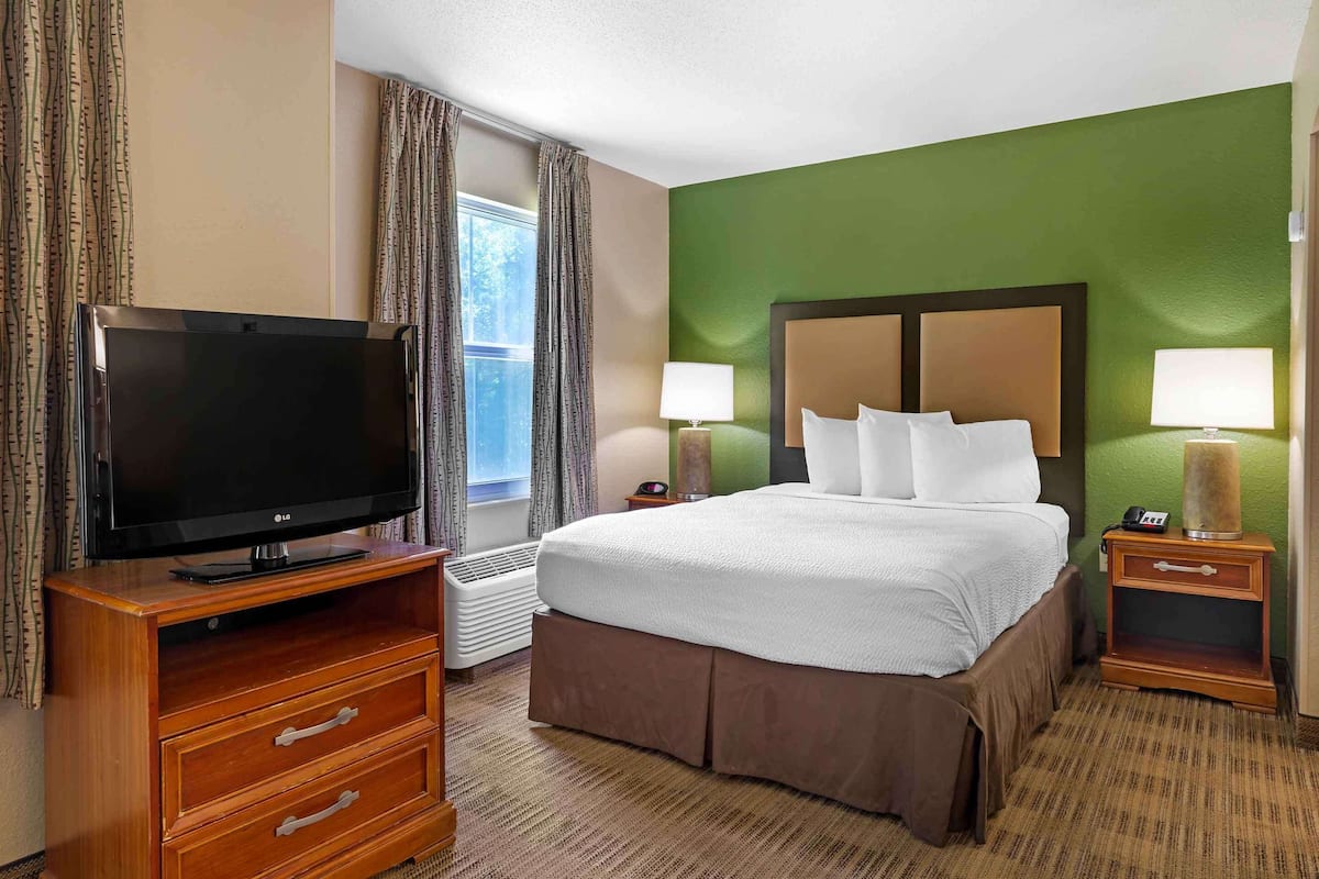 Deluxe Studio, 1 King Bed with Sofa bed, Non Smoking | Laptop workspace, iron/ironing board, free WiFi, bed sheets