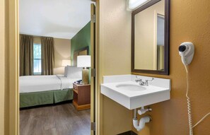 Deluxe Studio, Multiple Beds, Non Smoking | Bathroom | Combined shower/tub, free toiletries, hair dryer, towels