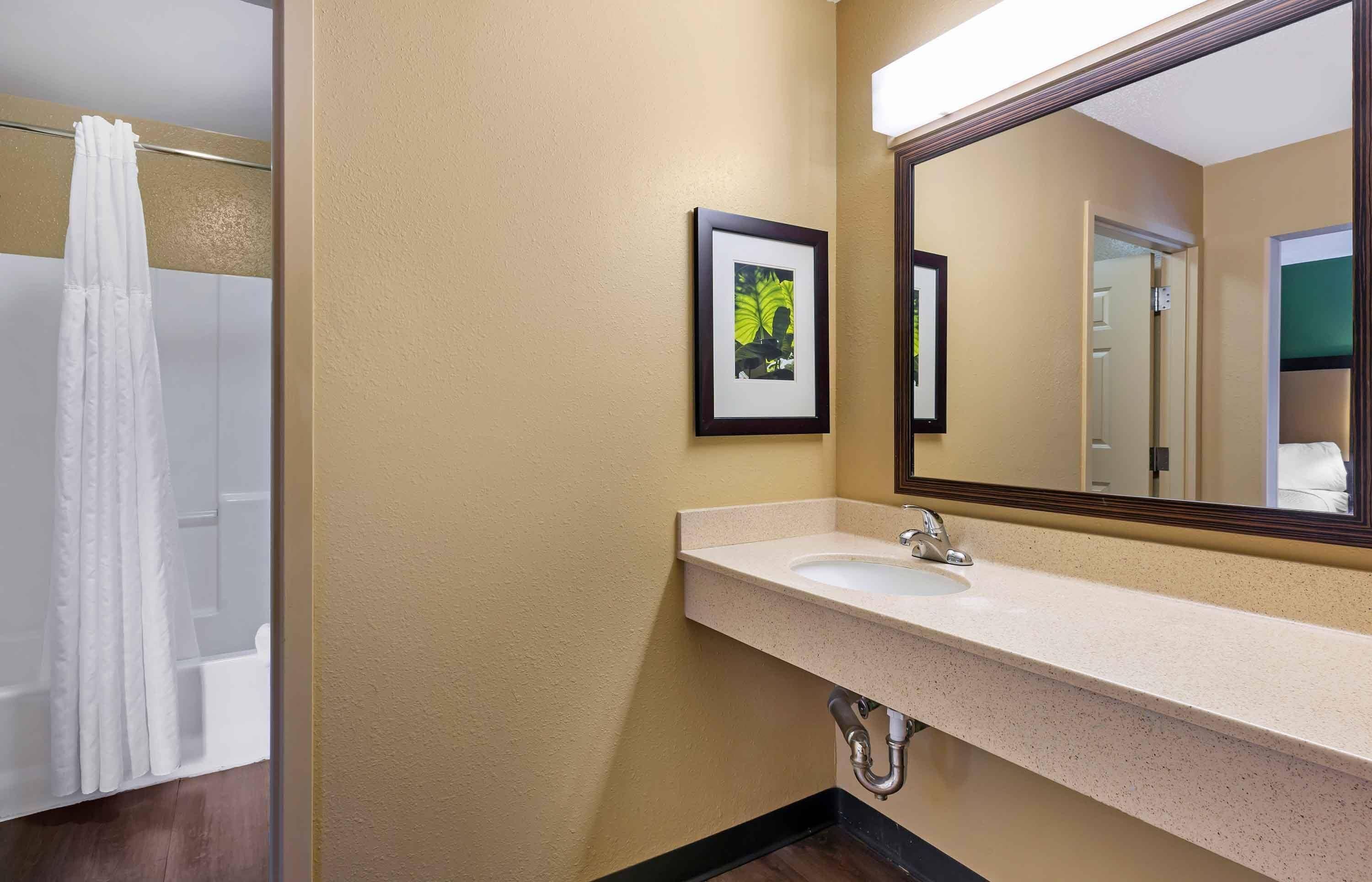 Combined shower/bathtub, free toiletries, hair dryer, towels
