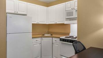 Estudio Deluxe, varias camas, no fumadores | Cocina privada | Frigorífico, microondas, placa de cocina y cafetera o tetera