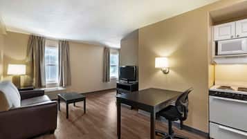 Espacio para trabajar con laptop y tabla de planchar con plancha