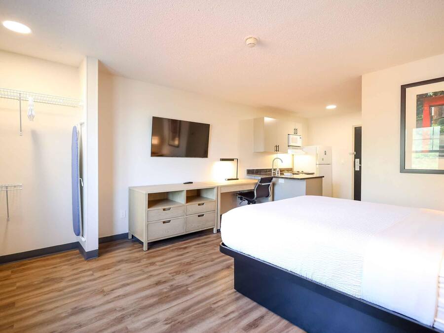 Studio, 1 Queen Bed, Non Smoking | Pillow-top beds, desk, laptop workspace, blackout curtains