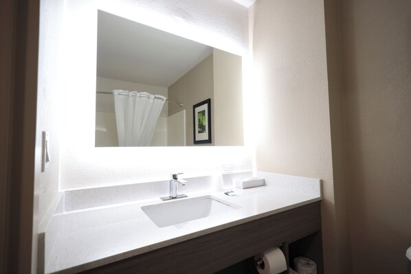 Combined shower/tub, free toiletries, hair dryer, towels