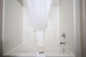 Combined shower/tub, free toiletries, hair dryer, towels