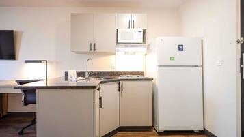 Een koelkast, een microgolfoven, een kookplaat