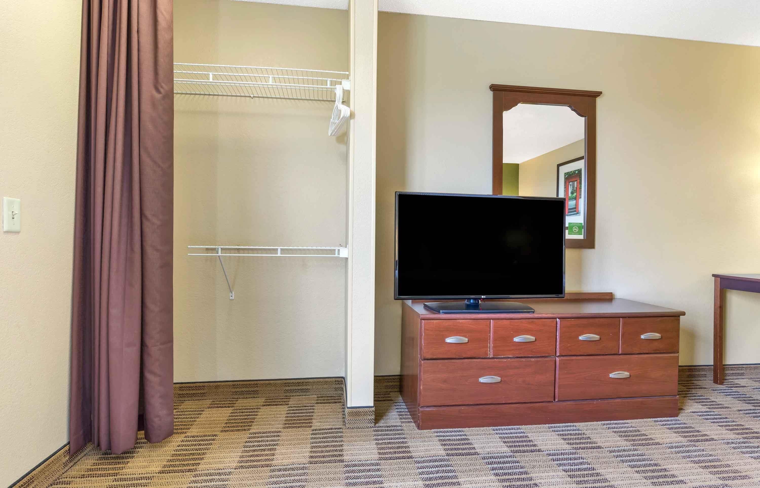 Studio, 1 King Bed, Non Smoking | Desk, iron/ironing board, WiFi (free), bed sheets