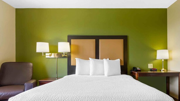 Escritorio, tabla de planchar con plancha, wifi gratis y ropa de cama 