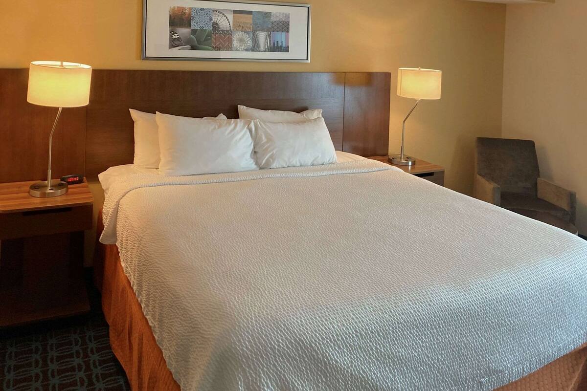 Egyptian cotton sheets, premium bedding, Tempur-Pedic beds, desk