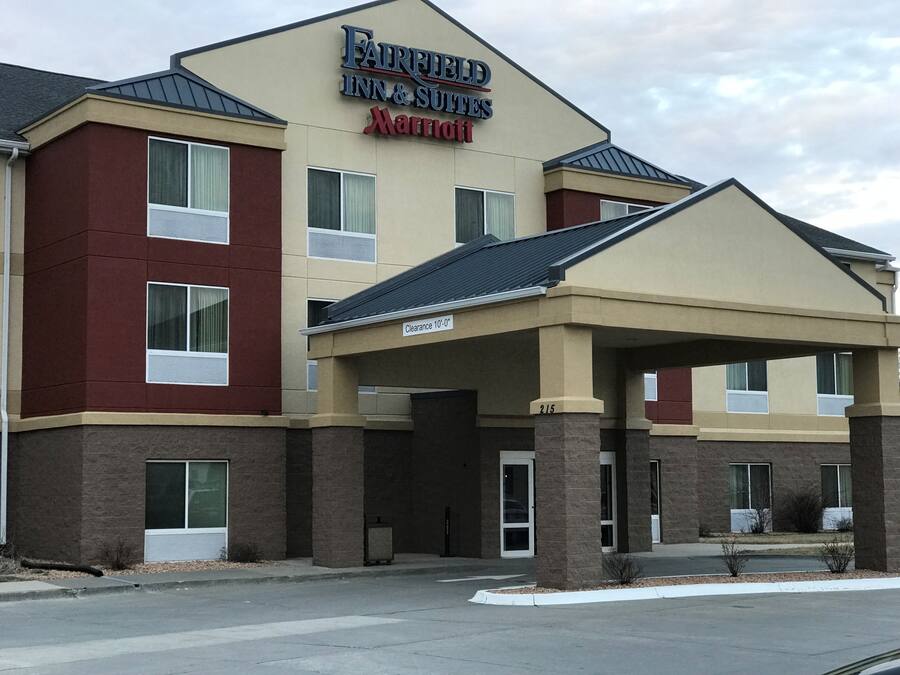 A Fairfield Inn & Suites Marriott hotel with a covered entrance and a clear sign.