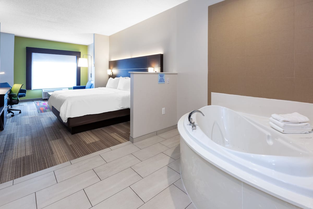 Suite, 1 King Bed with Sofa bed, Jetted Tub (Whirlpool)