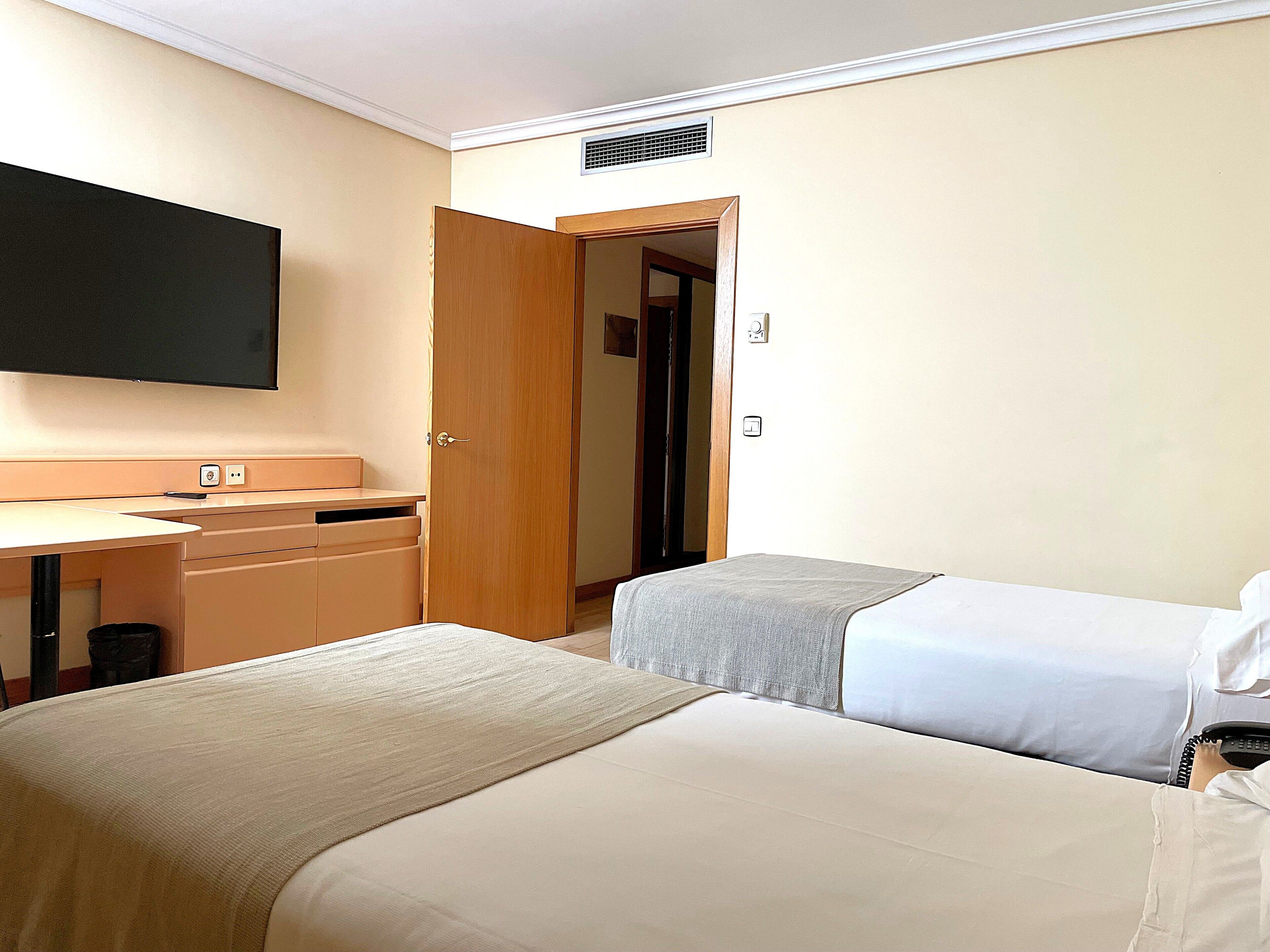 Minibar, coffre-fort, bureau, rideaux d’obscurcissement