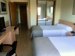 Minibar, in-room safe, desk, blackout drapes - Hotel AR Parquesur (Leganes)
