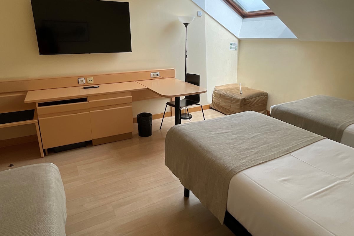 Minibar, coffres-forts dans les chambres, bureau, rideaux occultants