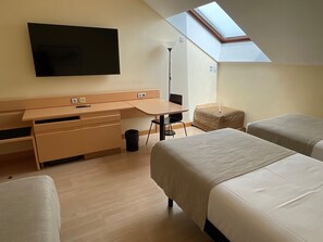 Minibar, pengeskab på værelset, skrivebord, mørklægningsgardiner