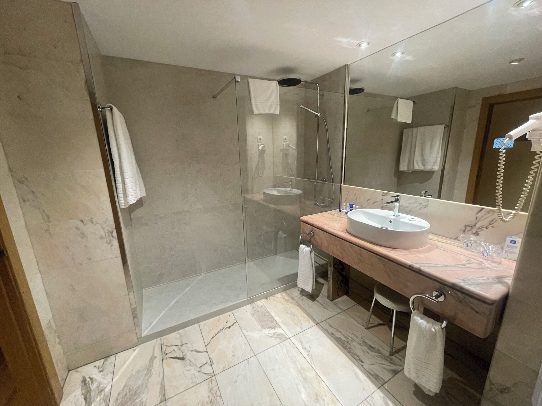 Kombination af bruser/badekar, gratis toiletartikler, hårtørrer, bidet