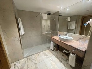 Combined shower/tub, free toiletries, hair dryer, bidet