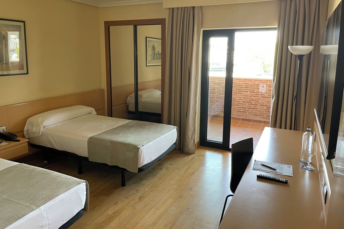Standard Twin Room | Minibar, in-room safe, desk, blackout drapes