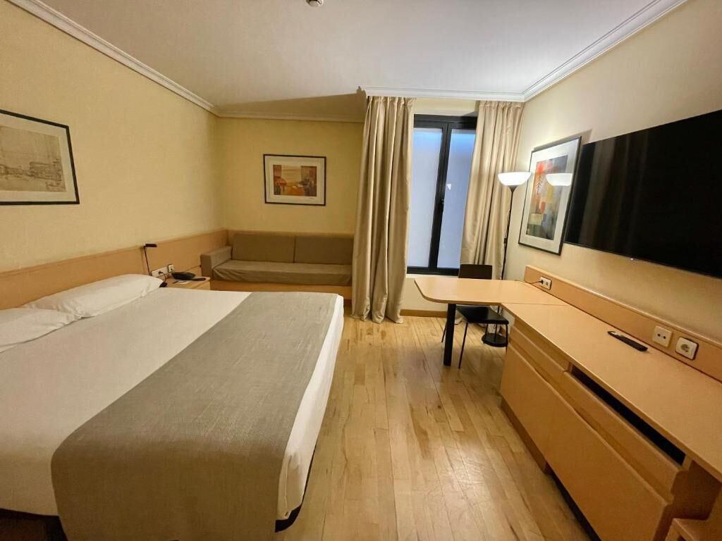 Minibar, két bảo mật tại phòng, bàn, màn/rèm cản sáng 