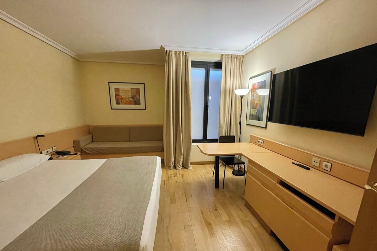 Standard Double Room Single Use | Minibar, in-room safe, desk, blackout drapes