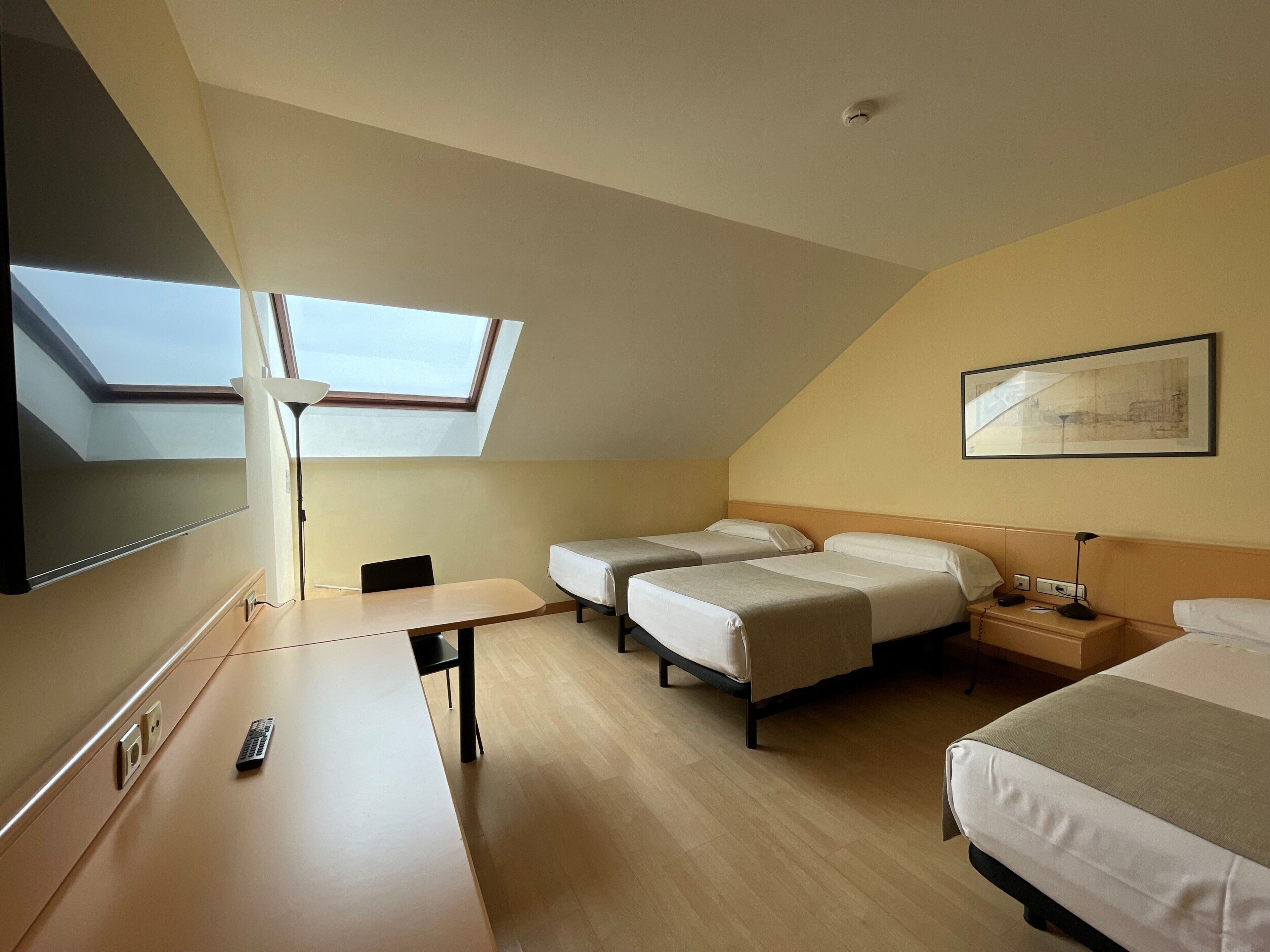 Chambre triple (2 adults and 1 child) | Minibar, coffre-fort, bureau, rideaux d’obscurcissement