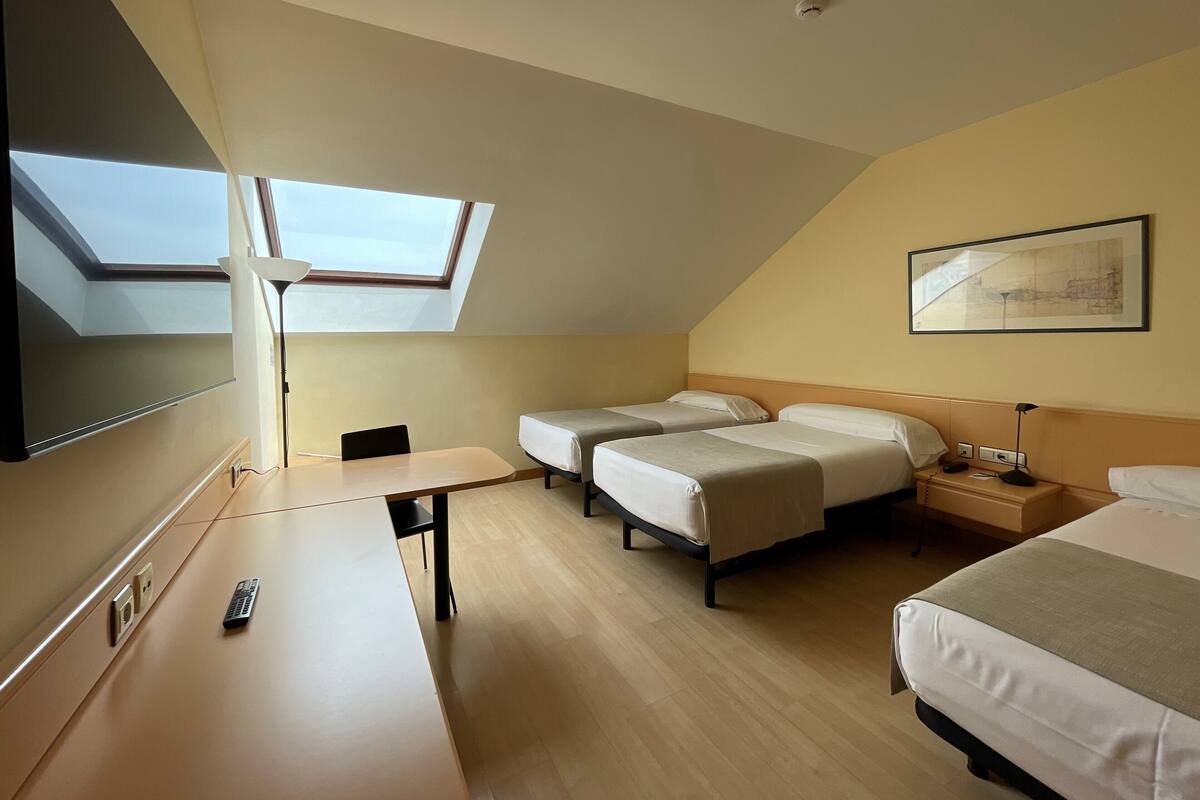 Triple Room (2 adults and 1 child) | Bar mini, peti besi dalam bilik, meja, langsir/tirai gelap terus 