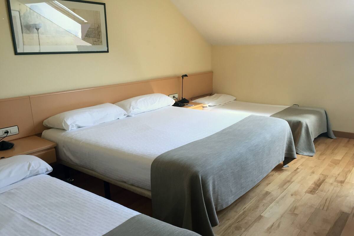 Quadruple Room | Bar mini, peti besi dalam bilik, meja, langsir/tirai gelap terus 