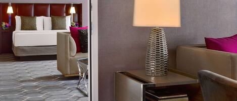 Una habitación de hotel con una cama, un sofá, una lámpara y una mesita de noche con un libro titulado 'COOL HOTELS BEST OF EUROPE'.