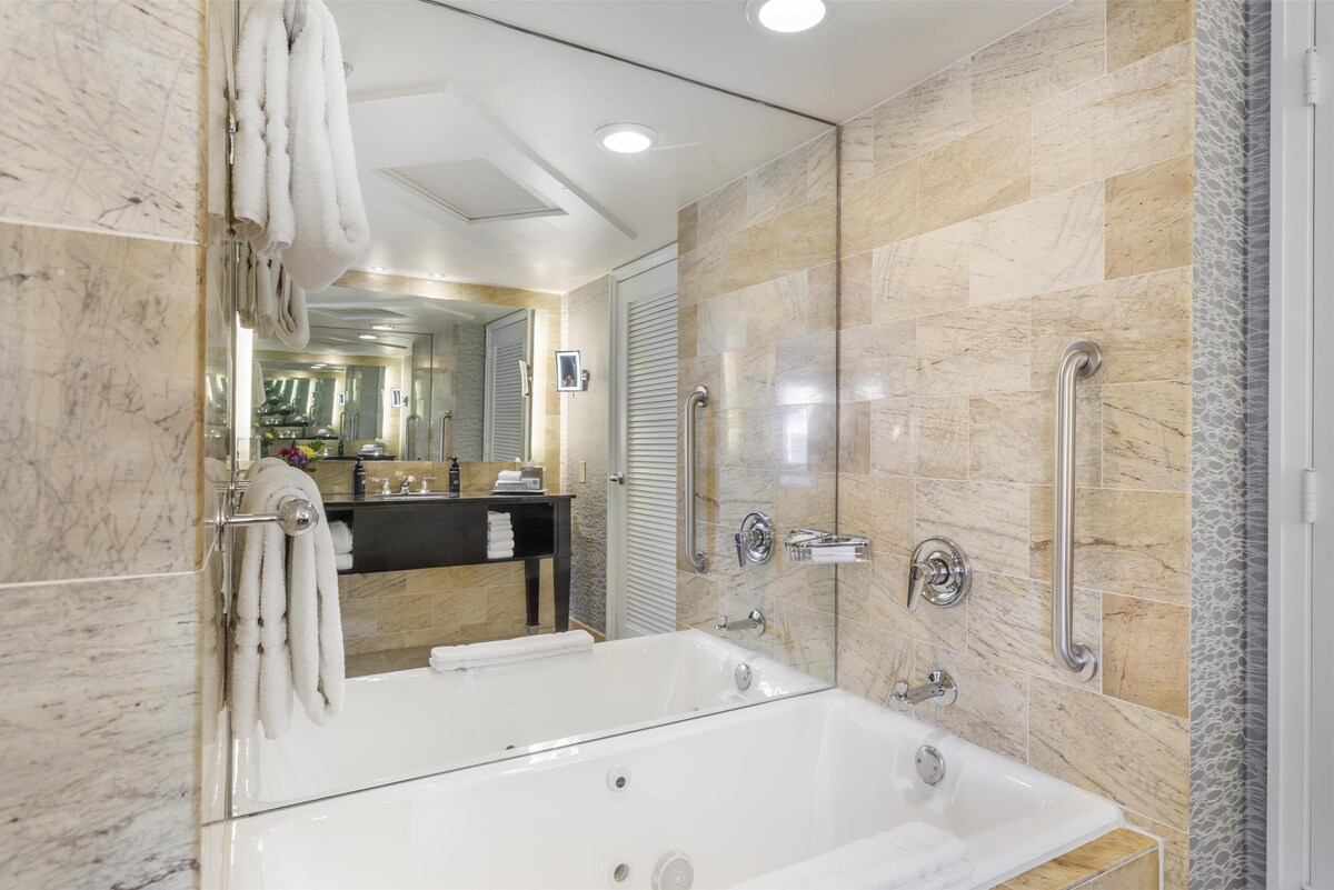 Modern bathroom with jacuzzi