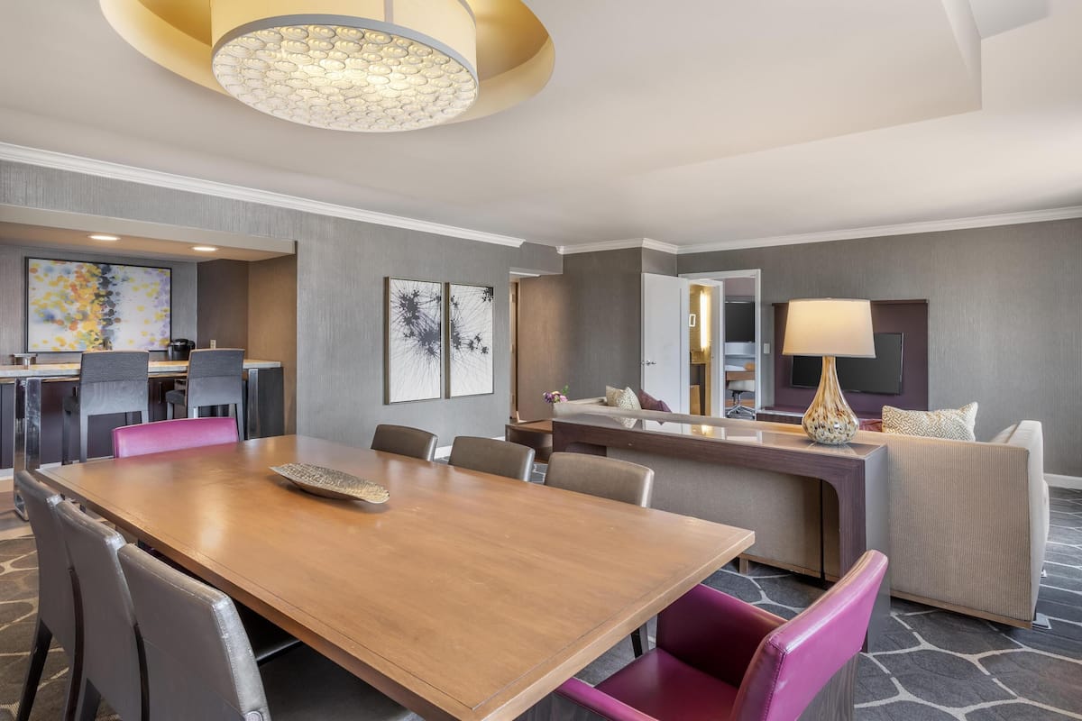 Suite, 1 trÚs grand lit, vue sur la ville | 1 chambre, draps en coton égyptien, literie de qualité