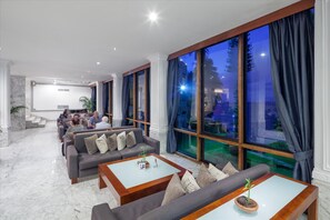 2 bars/lounges, beach bar