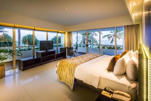Ocean View Suite | Minibar, in-room safe, desk, laptop workspace