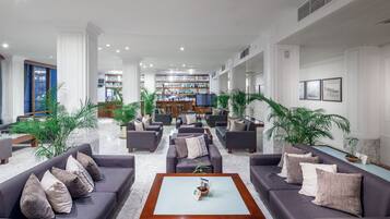 2 bars/lounges, beach bar