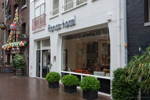 Front of property – evening/night - France Hotel (Amsterdam)