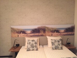 In-room safe, desk, iron/ironing board, free cribs/infant beds - France Hotel (Amsterdam)