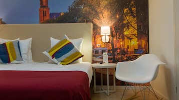 Een kluis op de kamer, een bureau, een strijkplank/strijkijzer