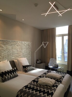 Standard-huone, näköala kanavalle | Tallelokero huoneessa, työpöytä, silitysrauta/-lauta