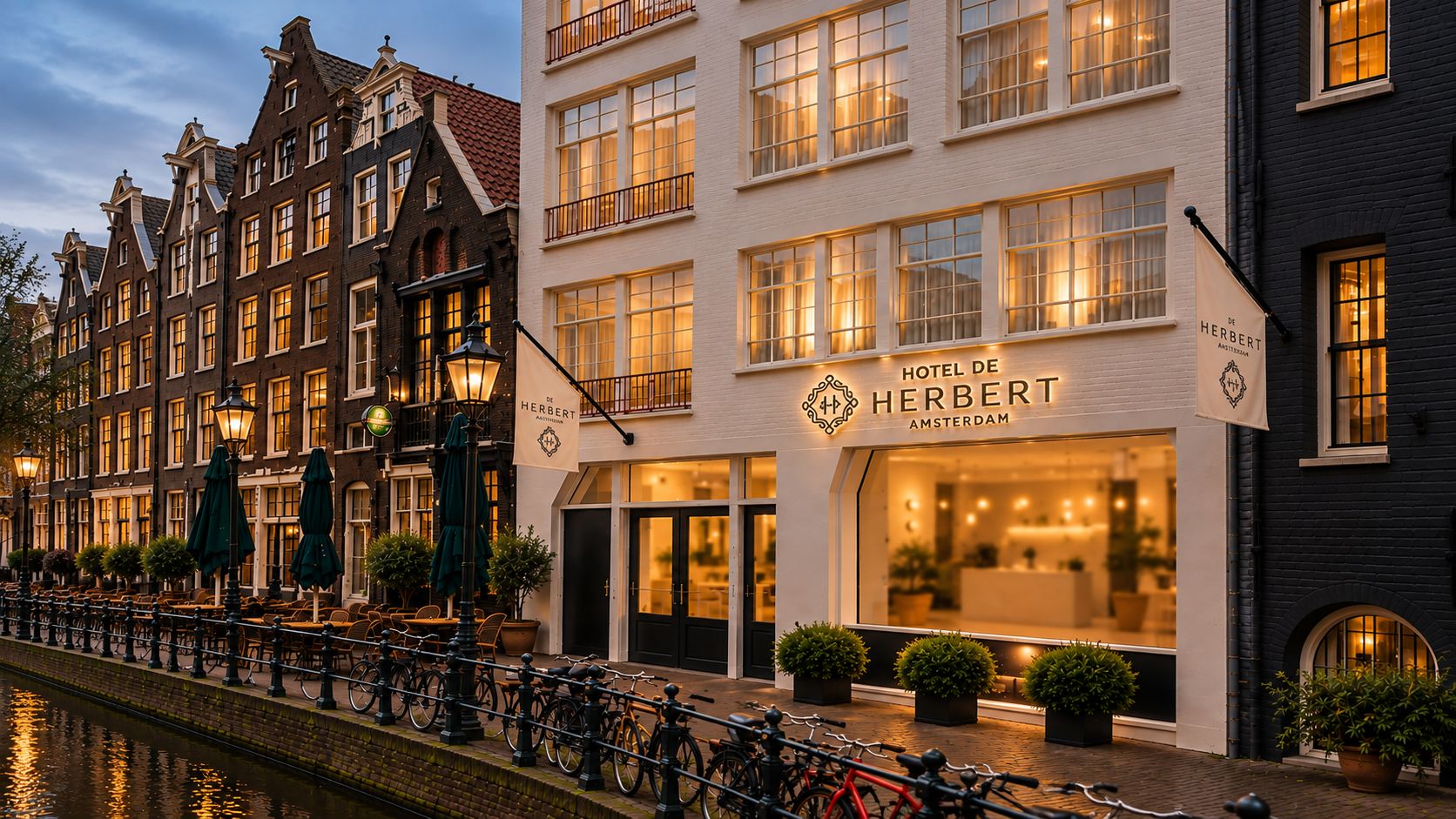 Ein Hotel mit einer klassischen Fassade, einem Schild und einem Kanal mit Fahrrädern.