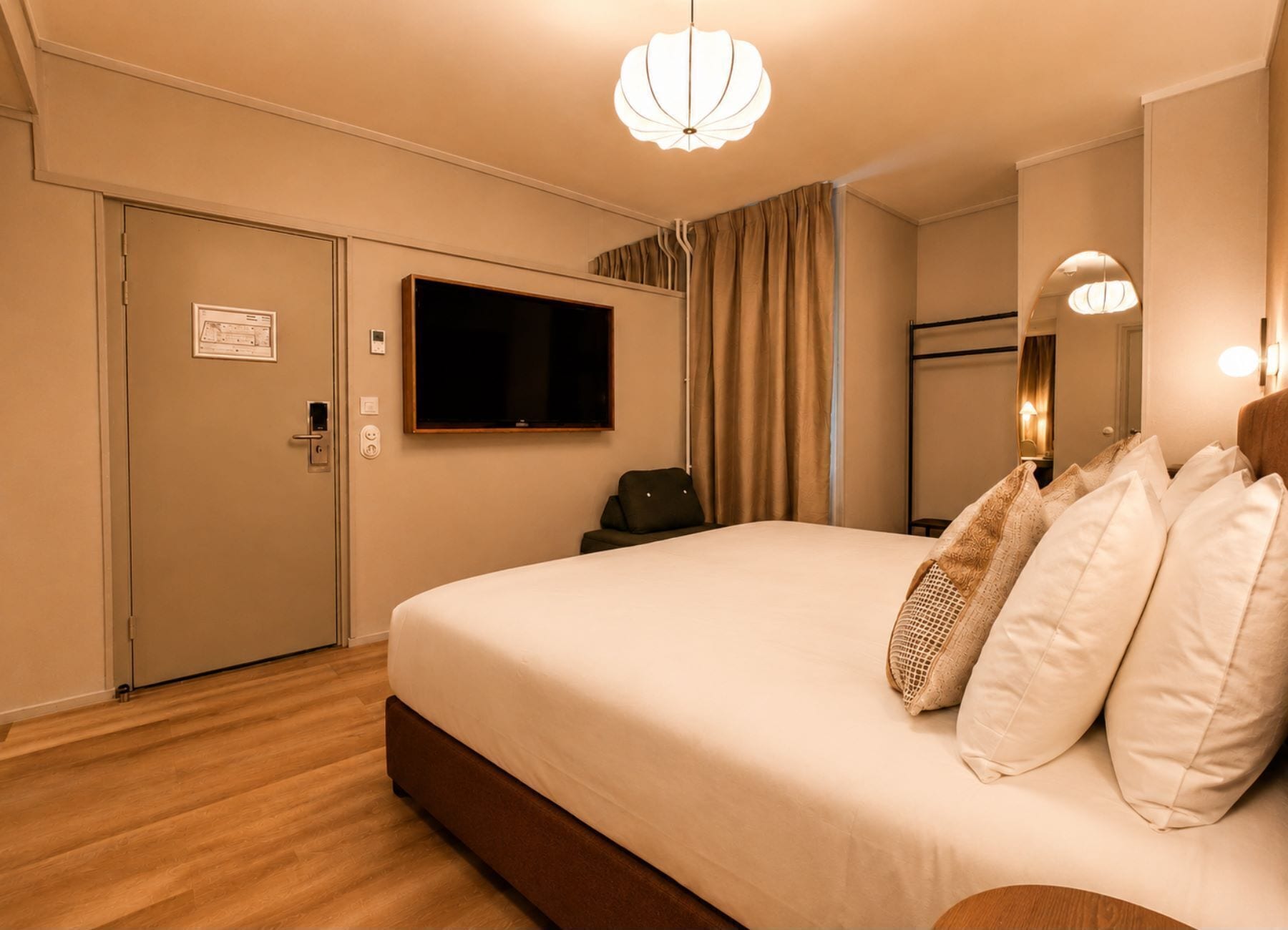 In-room safe, desk, iron/ironing board (on request), WiFi (free)