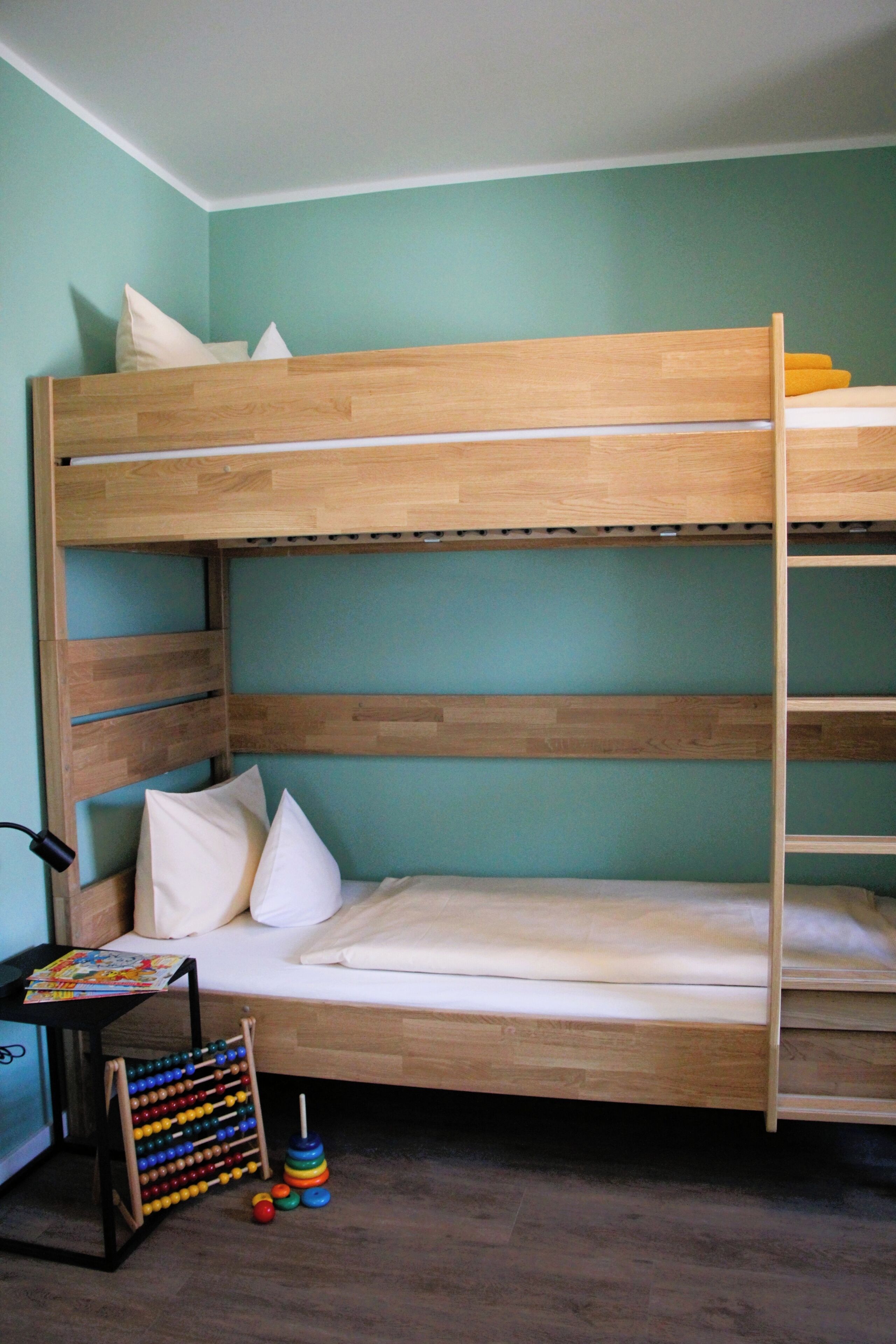 Family Apartment | Peralatan tempat tidur hipoalergenik, meja, ruang kerja komputer riba 
