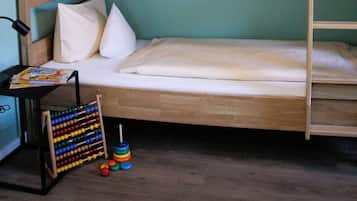 Family Apartment | Peralatan tempat tidur hipoalergenik, meja, ruang kerja komputer riba
