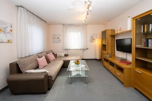 Familienapartment | Wohnbereich | 32-Zoll-Flachbildfernseher mit Satellitenempfang, Fernseher