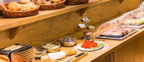 Petit déjeuner buffet (10.00 EUR par personne)