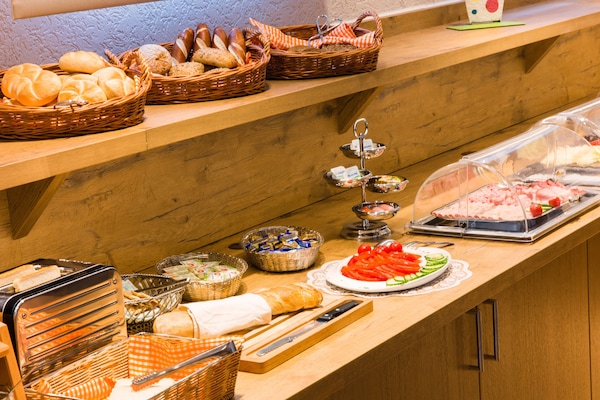 Desayuno buffet diario (EUR 10.00 por persona)